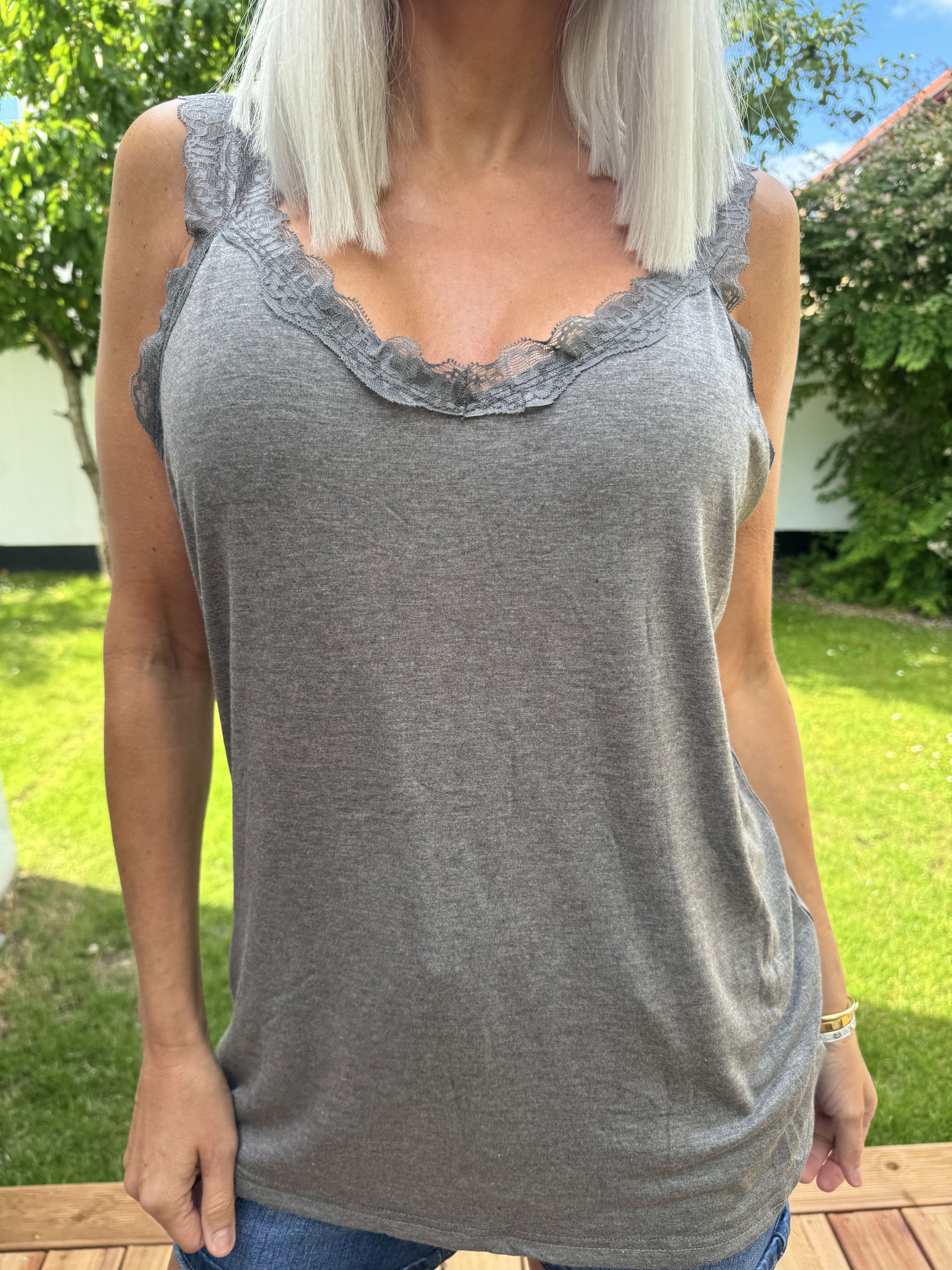 Florina - Basis top i viskose med blondestropper